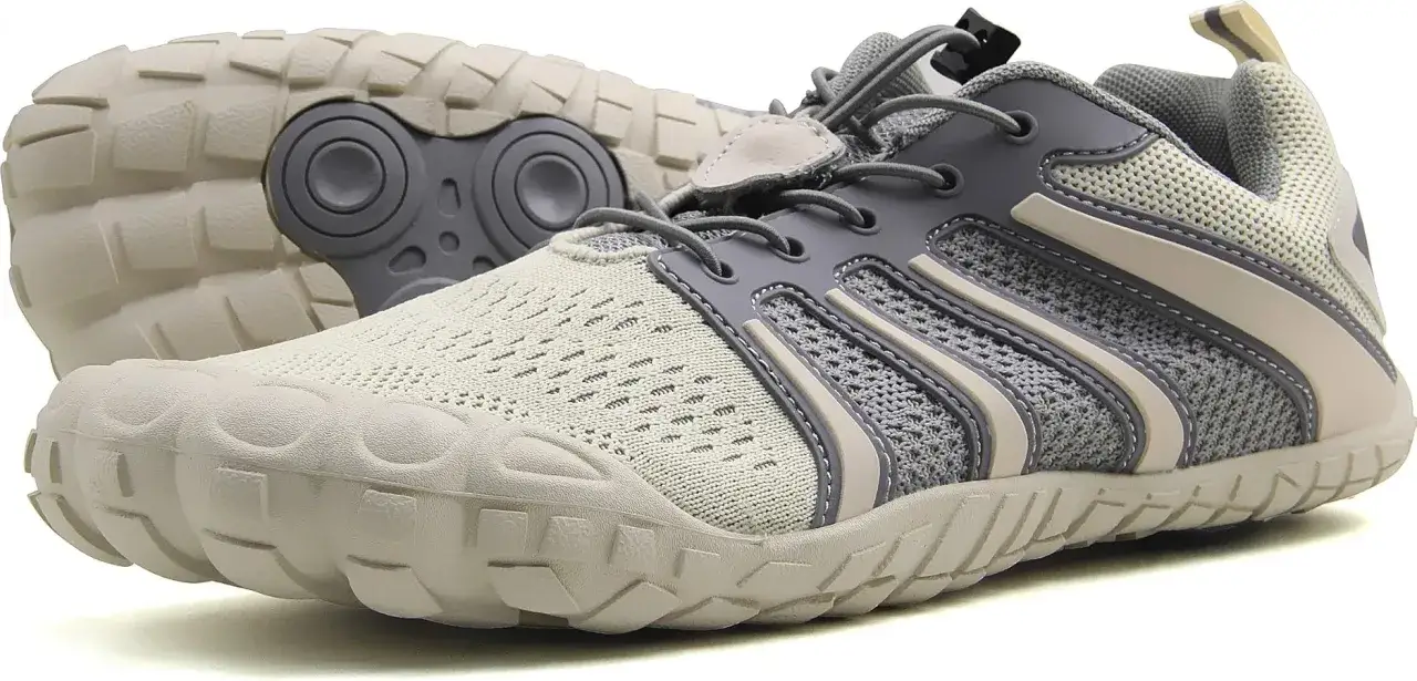 Szare buty sportowe z siateczkową cholewką i grubą podeszwą. Te buty 0 drop zapewniają naturalne czucie podłoża.