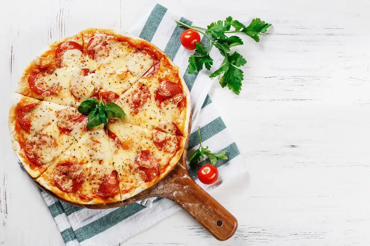 Pyszna pizza bezglutenowa, idealna na szybki obiad. Wypr&oacute;buj nasz przepis na domową pizzę!