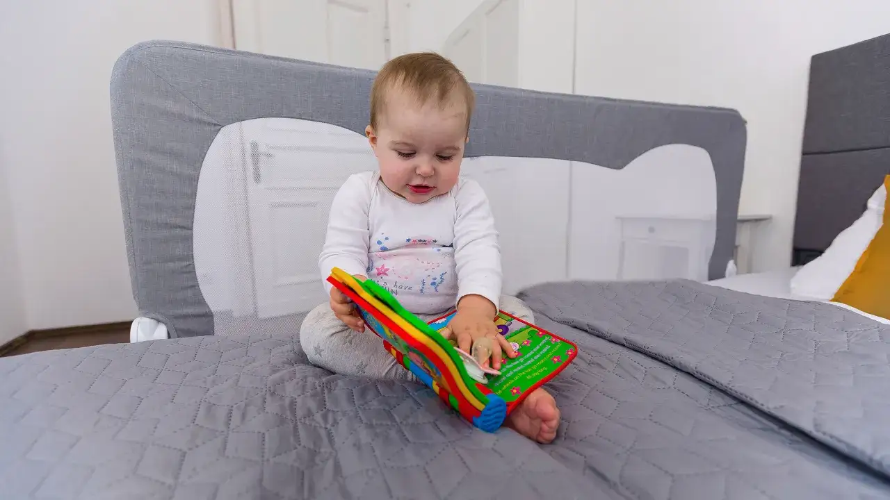 dziecko w łóżeczku z barierką ochronną