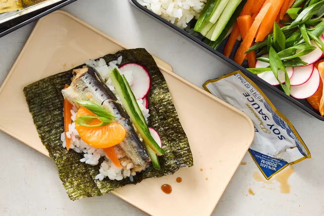 Z czym można zrobić sushi: ryż, nori, ryba, marchewka, og&oacute;rek, rzodkiewka, szczypiorek i mandarynka.