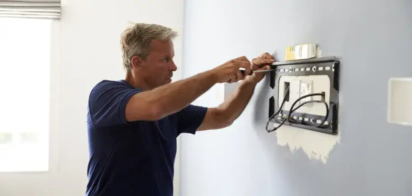 Montaż uchwytu telewizora na ścianie krok po kroku