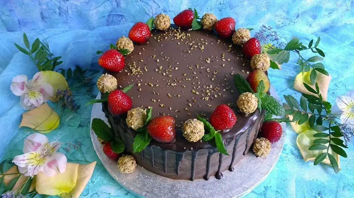 dekoracja tortu czekoladowego ganache owoce