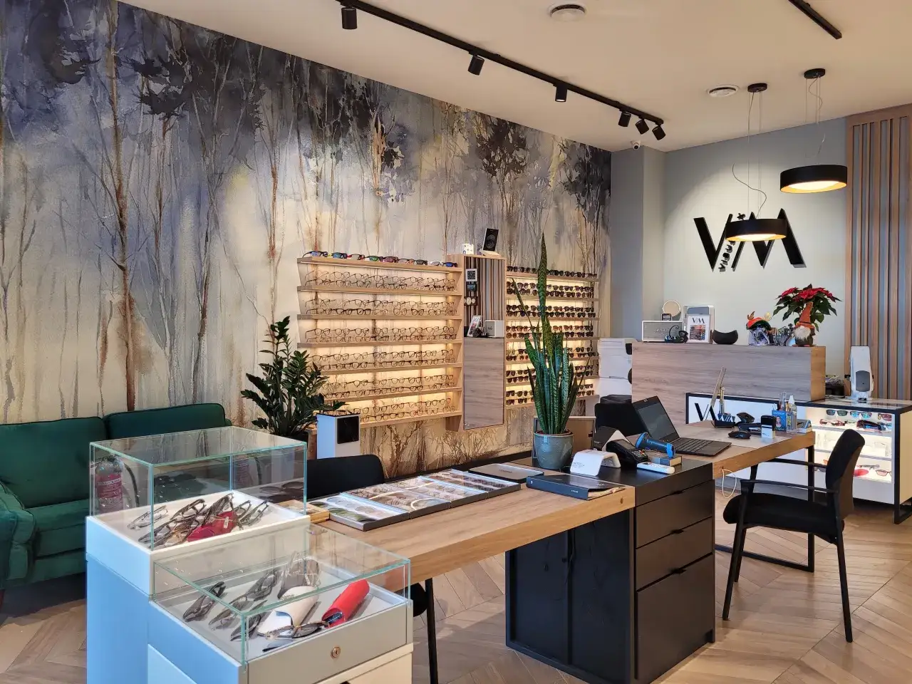 optometrysta bada wzrok w salonie optycznym