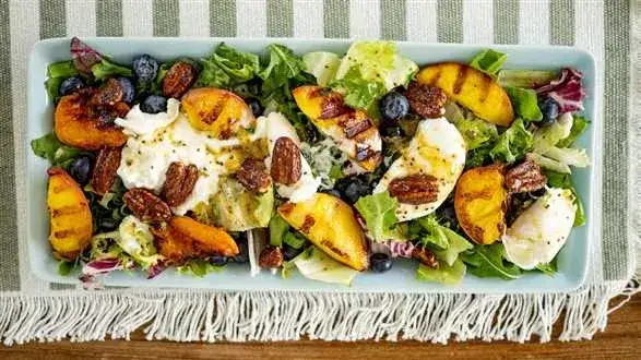 r&oacute;żne sałatki grillowe klasyczne i nowoczesne