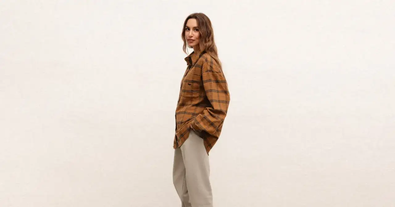 Stylizacje koszula oversize z paskiem french tuck