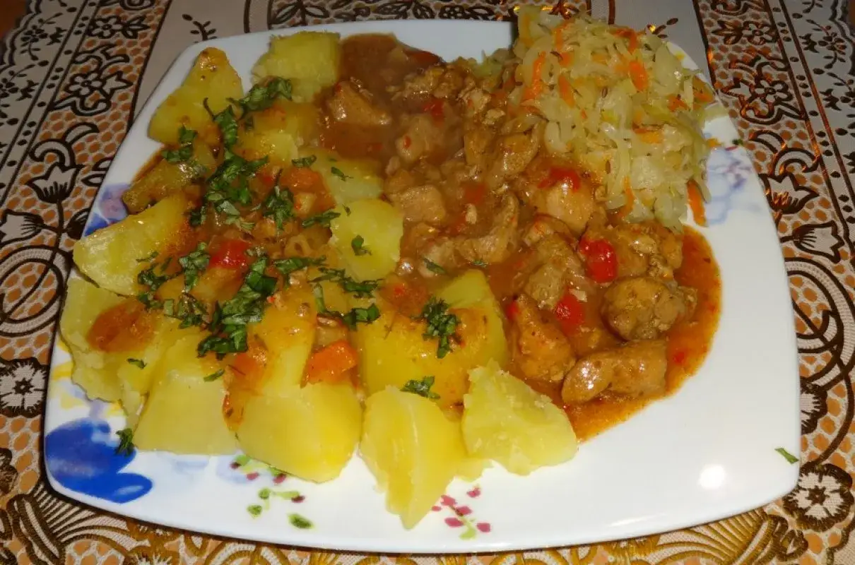 Pyszny gulasz wieprzowy z ziemniakami i surówką. Idealny na obiad, a ile gotować gulasz wieprzowy? Krótko, by był soczysty!