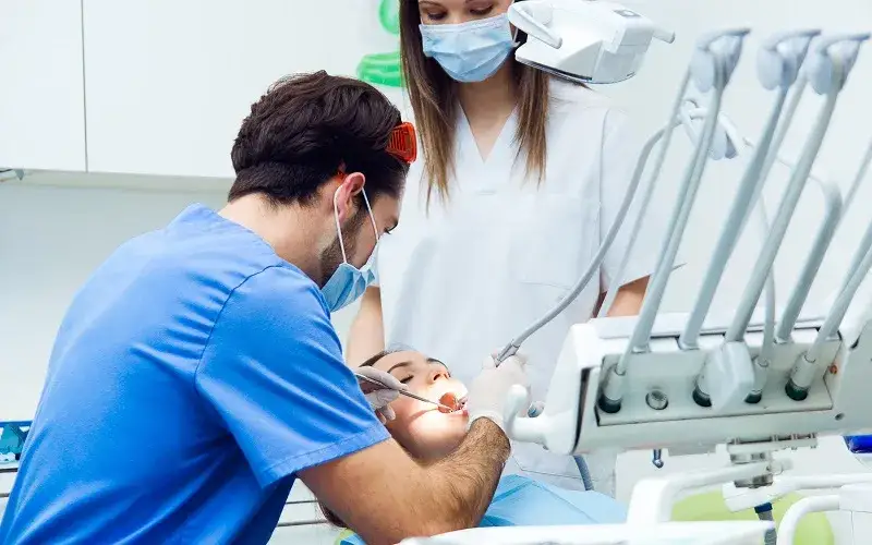 Dentysta w gabinecie stomatologicznym