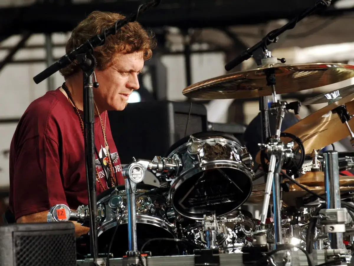 Perkusista Def Leppard, Rick Allen, gra na swoim zestawie perkusyjnym podczas koncertu.