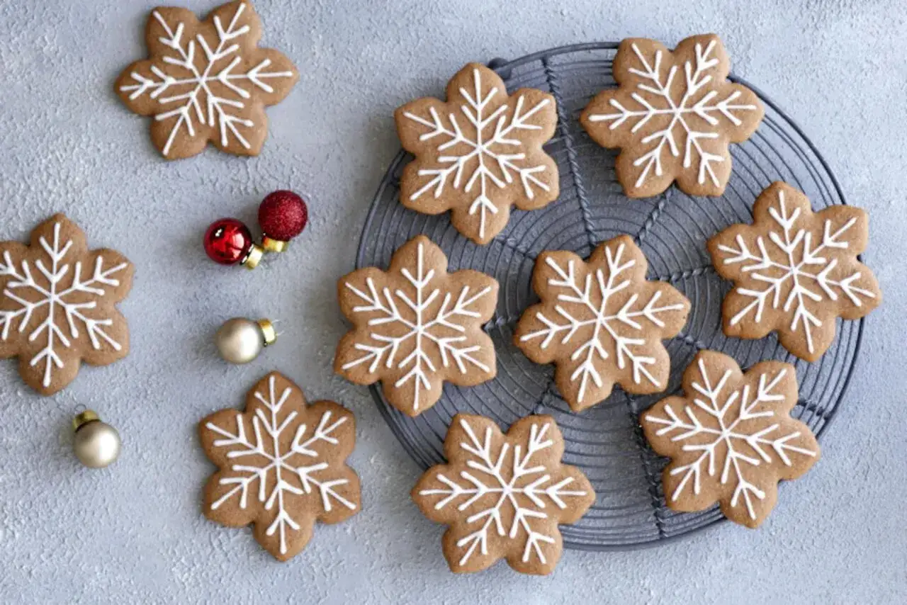 Świąteczne pierniki bezglutenowe przepis na płatki śniegu. Dekorowane białym lukrem, wyglądają jak prawdziwe ozdoby.