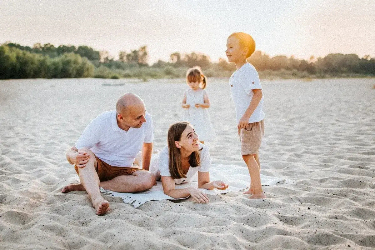 Kobieta pozująca z dobrym kątem i postawą na wakacjach