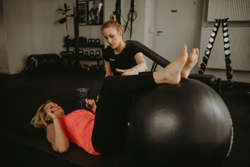 Pacjent po operacji biodra ćwiczy z fizjoterapeutą