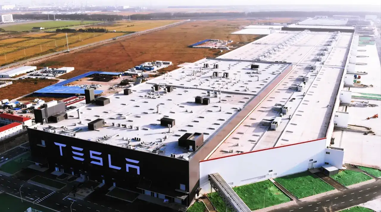 Ogromna fabryka Tesli, która produkuje samochody elektryczne. To dowód na to, że tesla z jakiego kraju pochodzi, jest globalnym graczem.