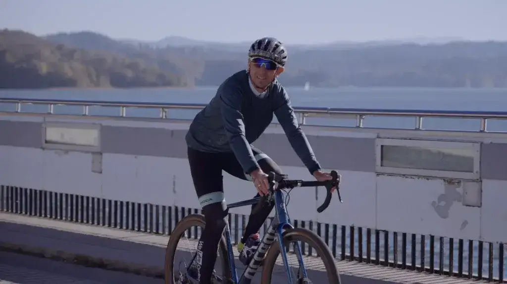 Rowerzysta nad Jeziorem Solińskim