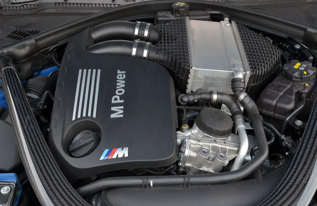 Silnik M Power w BMW F30. Szukasz informacji, jaki silnik BMW F30 jest najmniej awaryjny? Ten widok to serce mocnej jednostki.