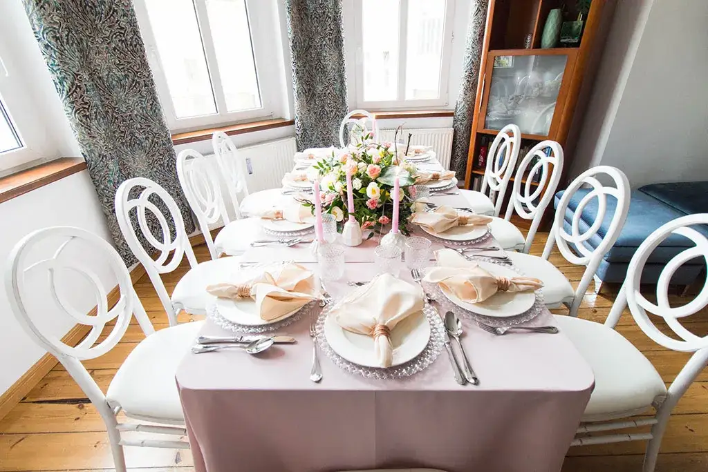 małe kameralne przyjęcie rodzinne w domu vs duże przyjęcie w restauracji