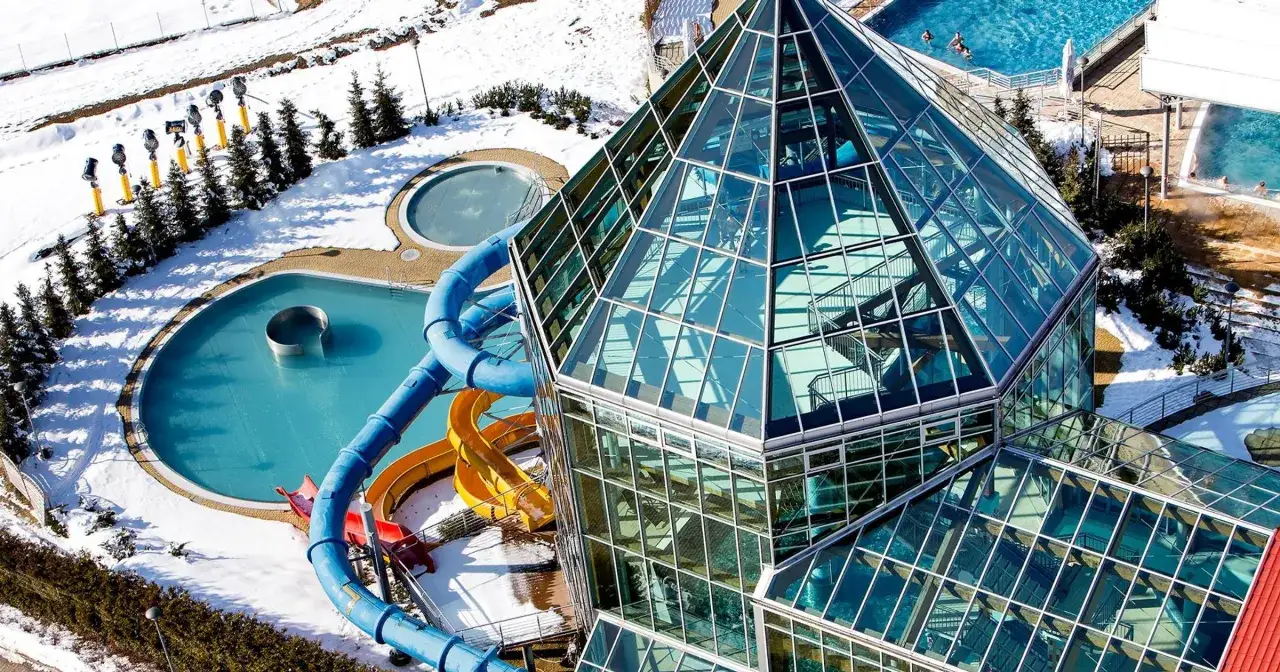 Basen zjeżdżalnie i termy, czy to Chocholowskie czy Bukowina, zimowy krajobraz i szklana piramida.