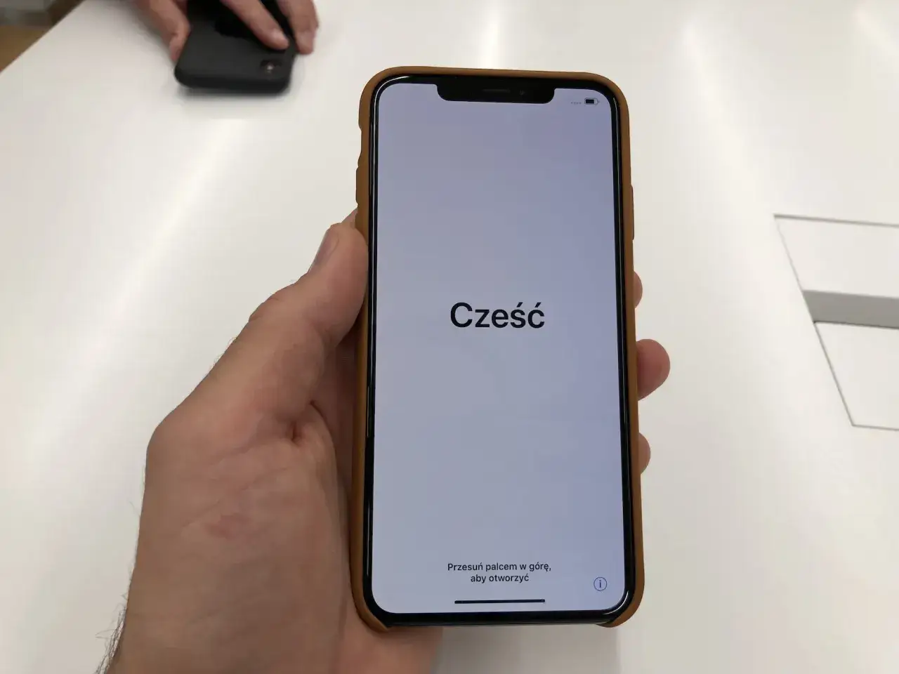 iPhone XS Max wymiary w dłoni