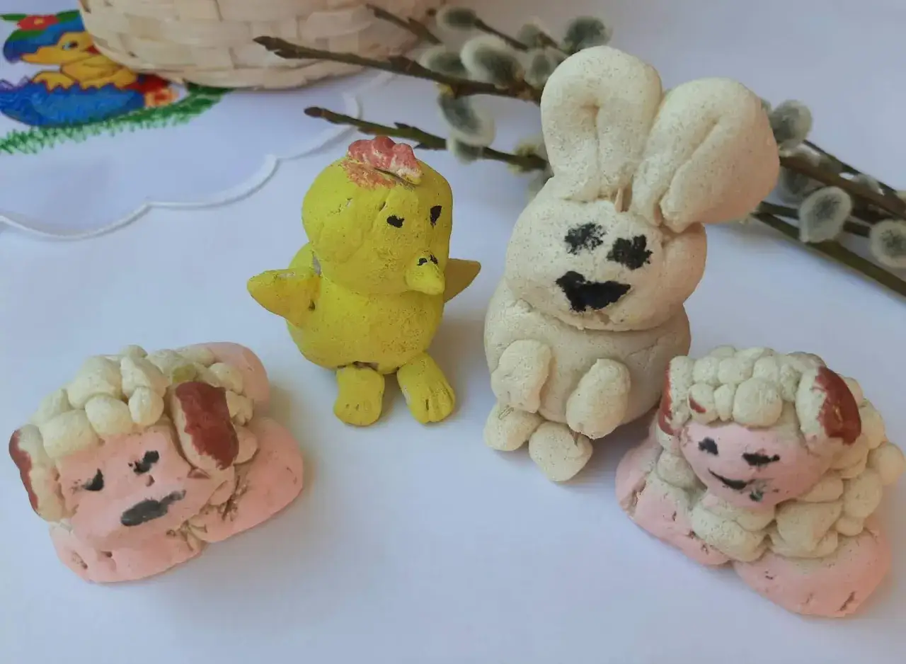 Wielkanocne figurki z masy solnej: kurczaczek, zajączek i owieczki. Proste ozdoby, kt&oacute;re pokazują, jak się robi masę solną.