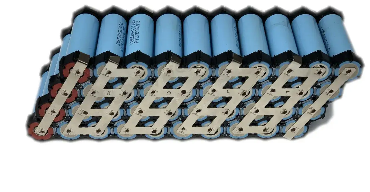 Rząd ogniw litowo-jonowych, każdy z oznaczeniem LG EBH11865, połączonych metalowymi taśmami. Wyglądają na rozładowane do zera.