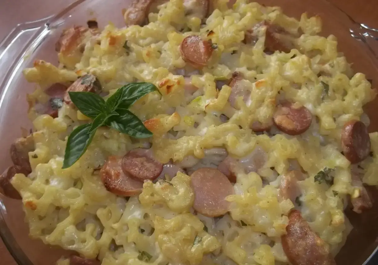 Zapiekanka makaronowa z par&oacute;wkami i serem