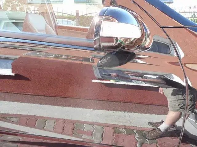 Woskowany samoch&oacute;d z efektem lustra