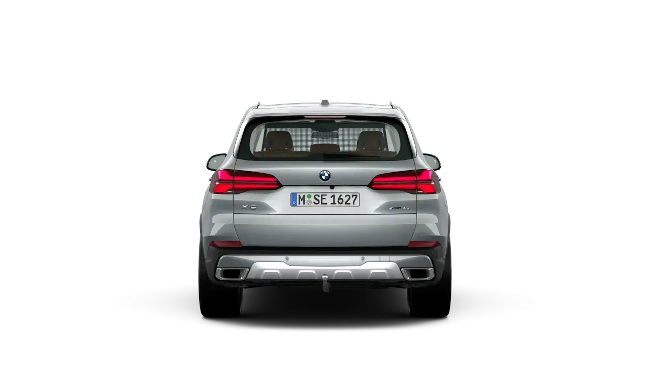 Srebrne BMW X5 z tyłu, z widocznymi światłami LED, dwoma końcówkami wydechu i tablicą rejestracyjną. Idealne do sprawdzenia BMW X5 dane techniczne.