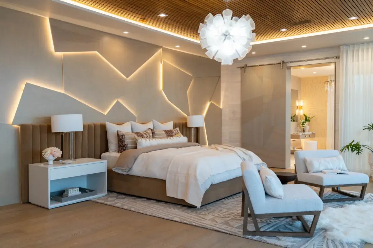 Nowoczesna sypialnia z geometrycznym zagł&oacute;wkiem i podświetleniem, dzieło projektanta oświetlenia.