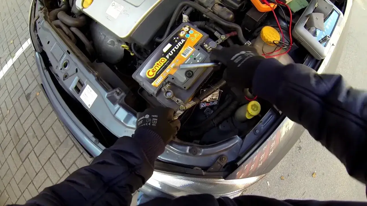 czyszczenie klem akumulatora