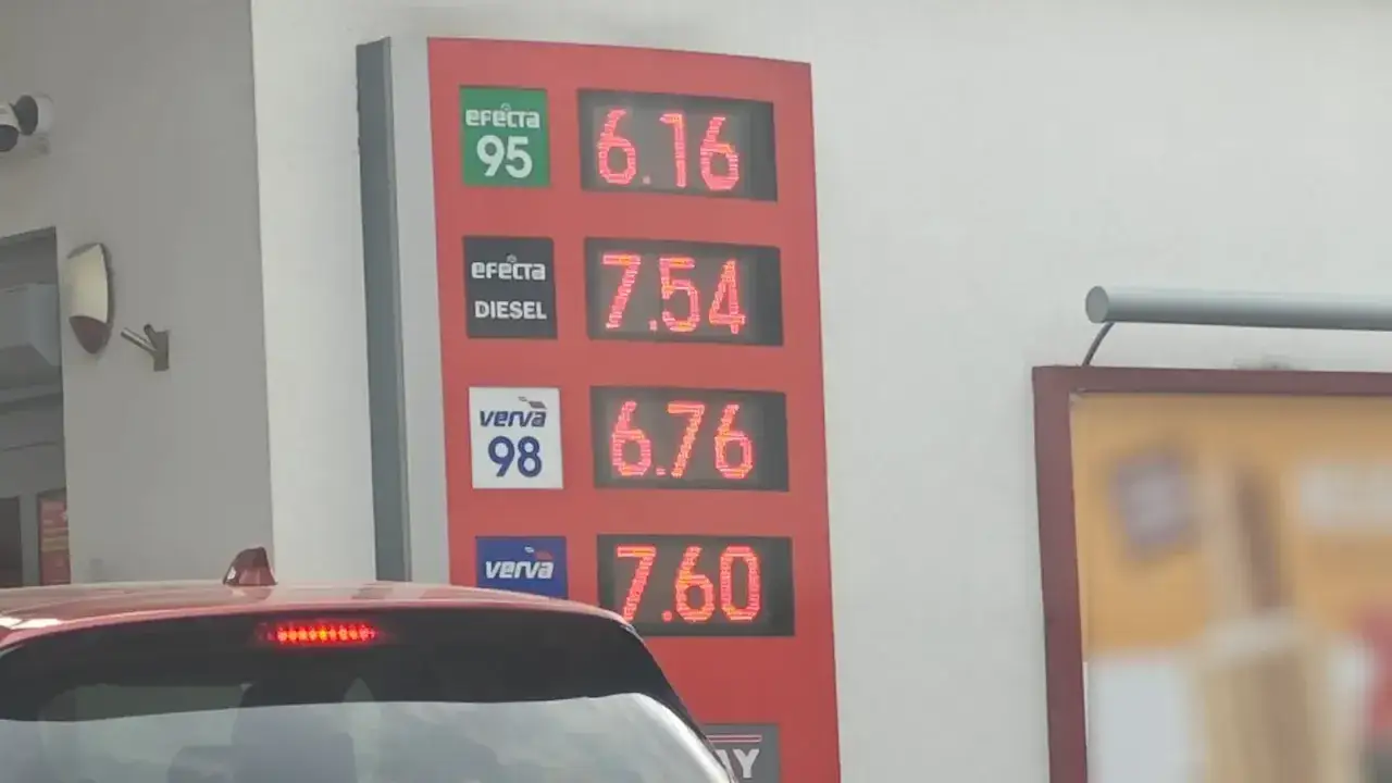 Cena paliwa verva diesel na tablicy to 7.54. Obok widnieją ceny benzyny 95 (6.16) i 98 (6.76).