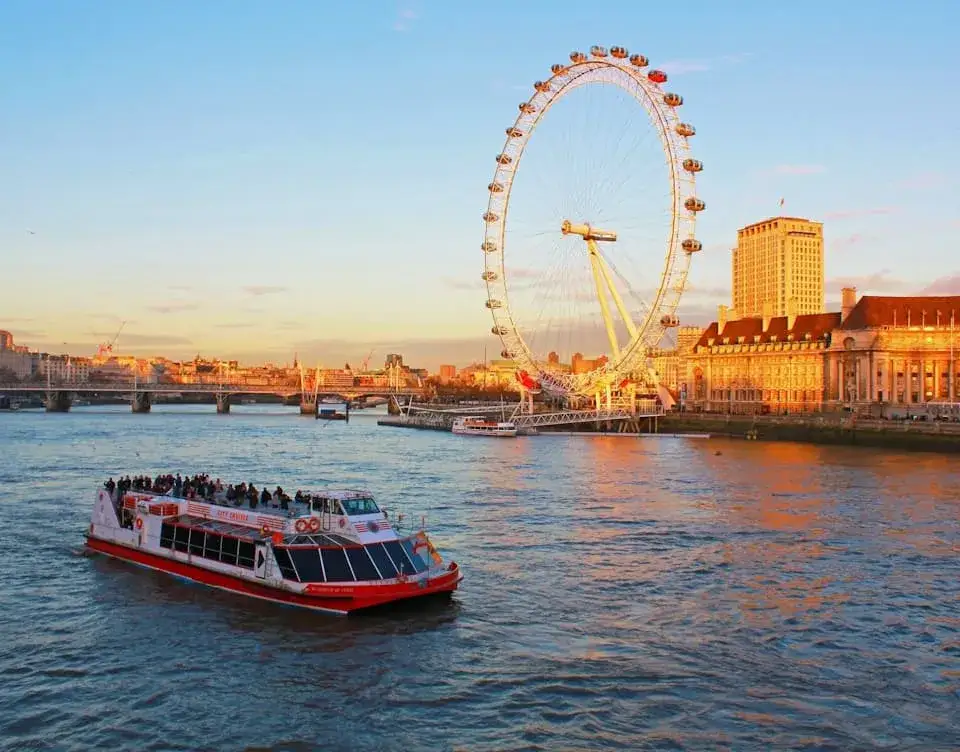 Rejsy po Tamizie Londyn r&oacute;żne typy statk&oacute;w