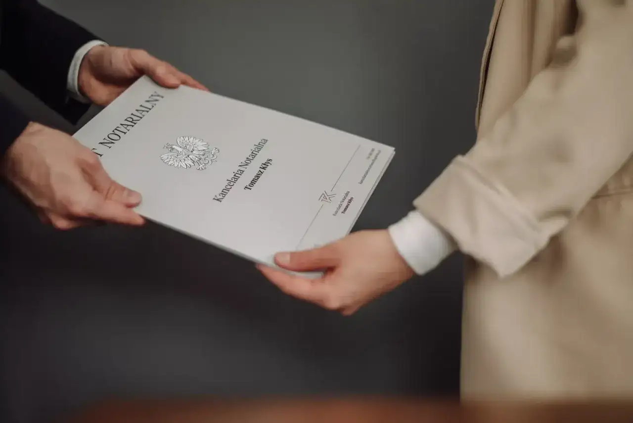 Przekazanie dokumentu z pieczęcią kancelarii notarialnej. Potwierdzenie dziedziczenia w rękach klienta.