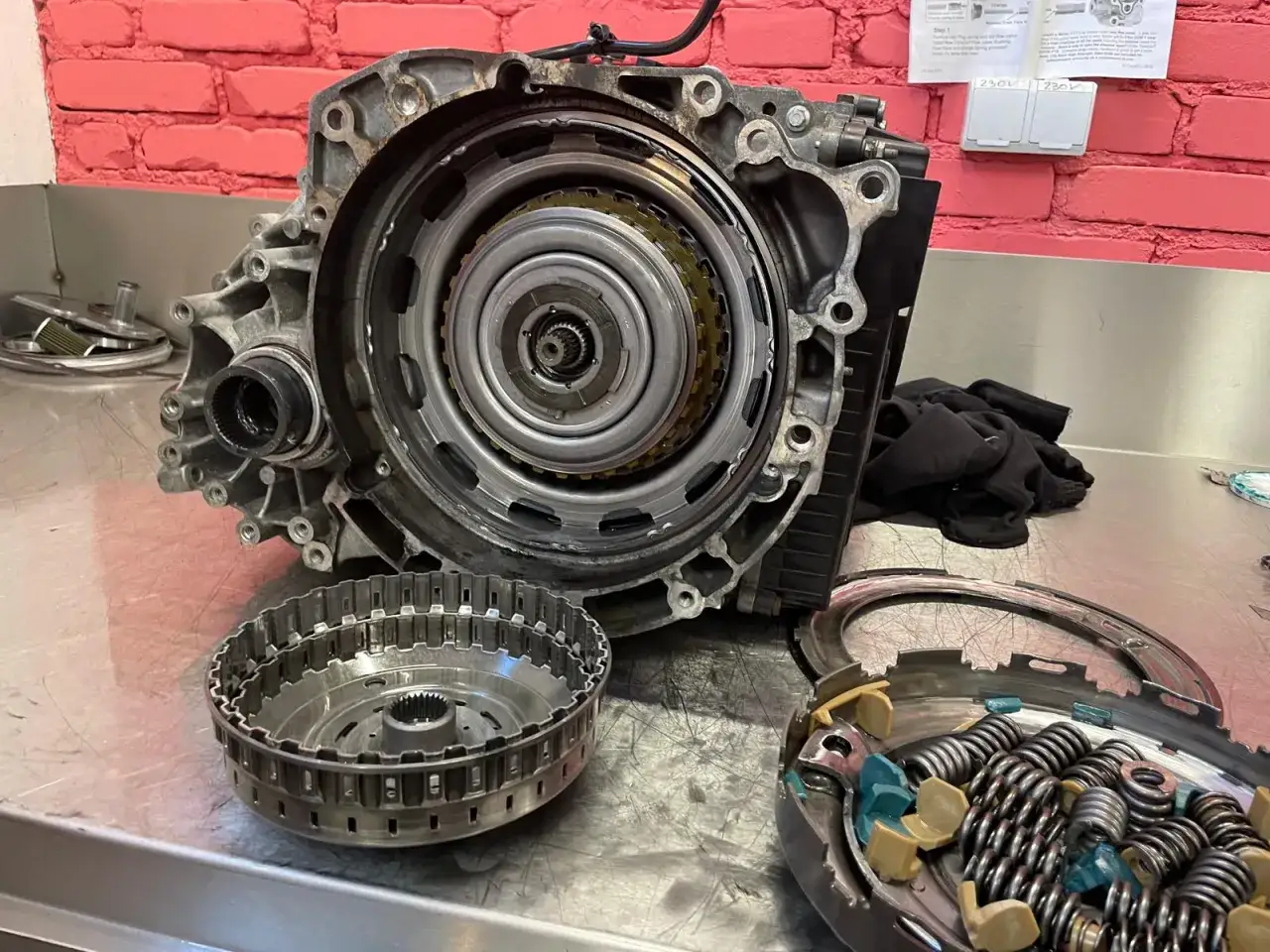Rozłożona skrzynia biegów DSG, klucz do zrozumienia, jak jeździć automatem DSG. Widoczne elementy to m.in. sprzęgło i mechanizm.