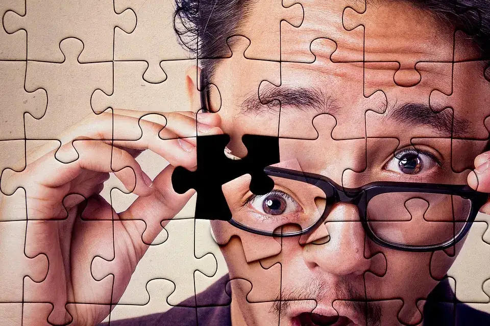 osoba układająca puzzle swojego umysłu