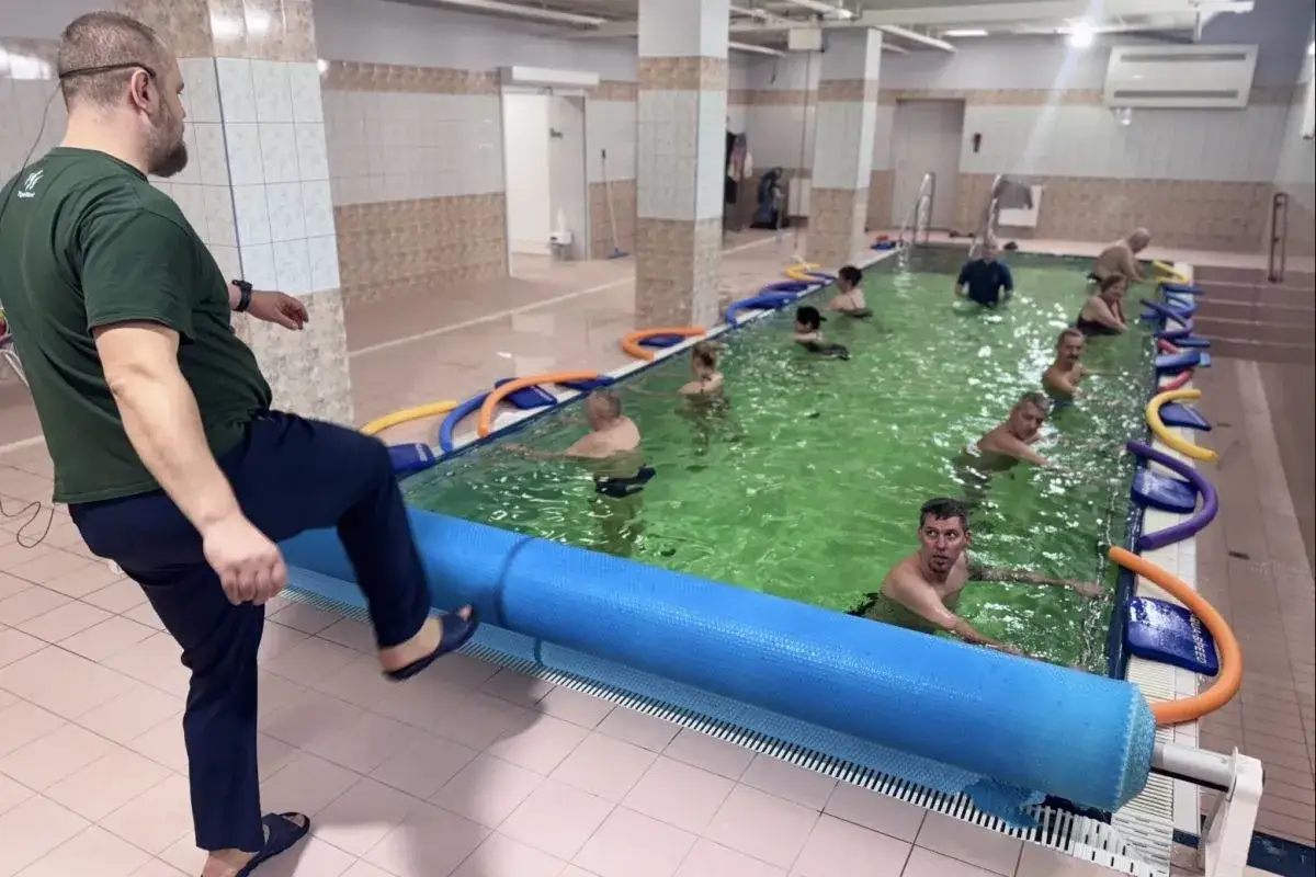 studenci fizjoterapii na basenie hydroterapia