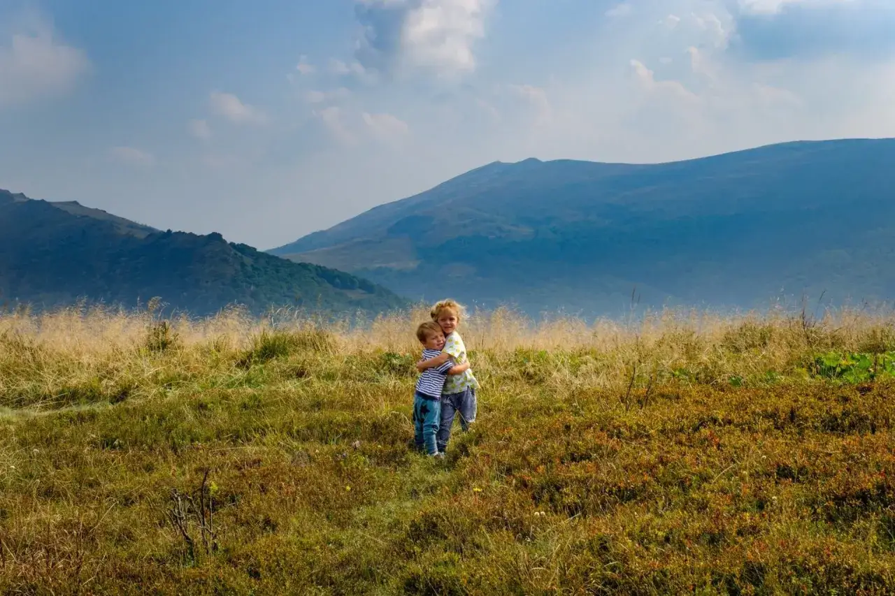 rodzina z dzieckiem jesienią w górach