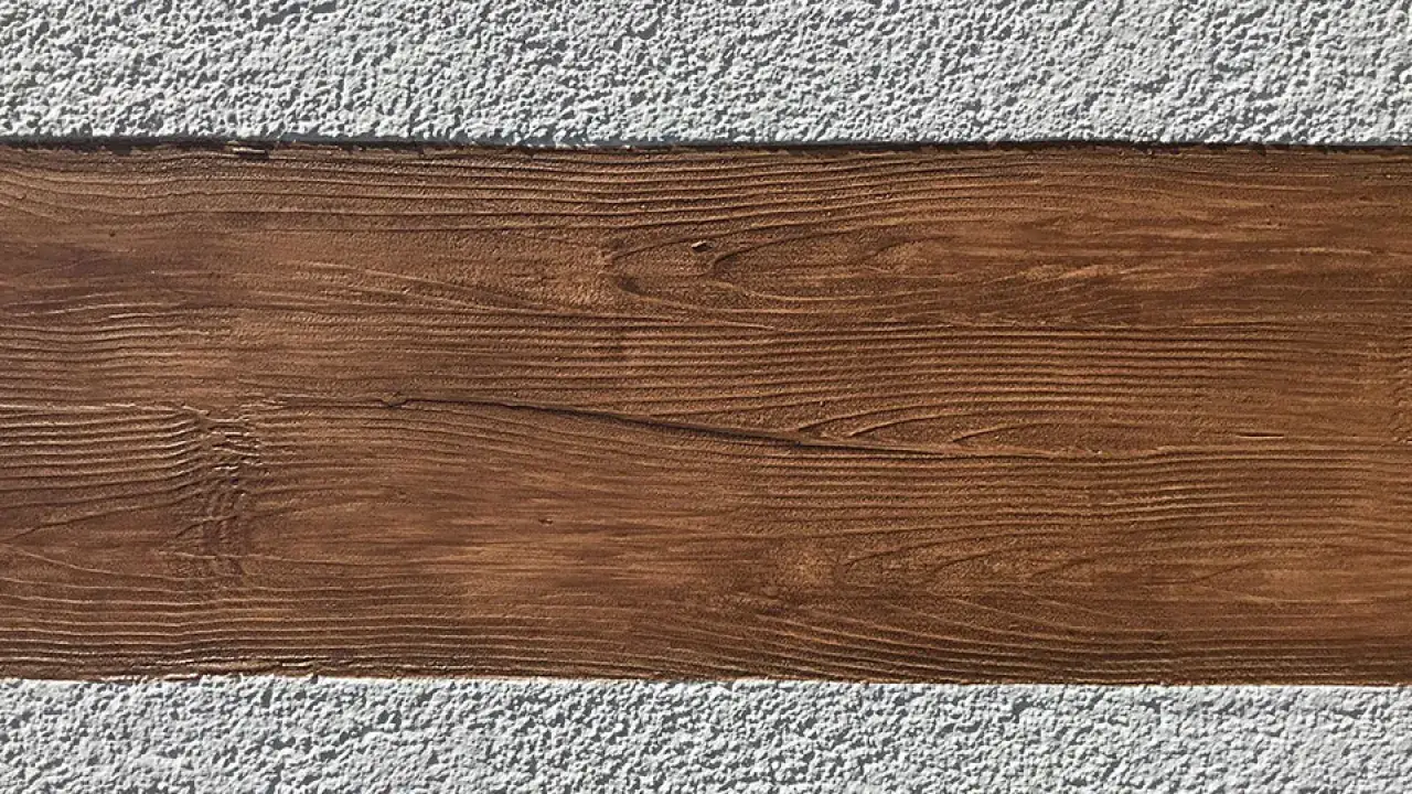 Malowanie elewacji domu wzory imitujące drewno. Tekstura drewna na tle białego tynku.