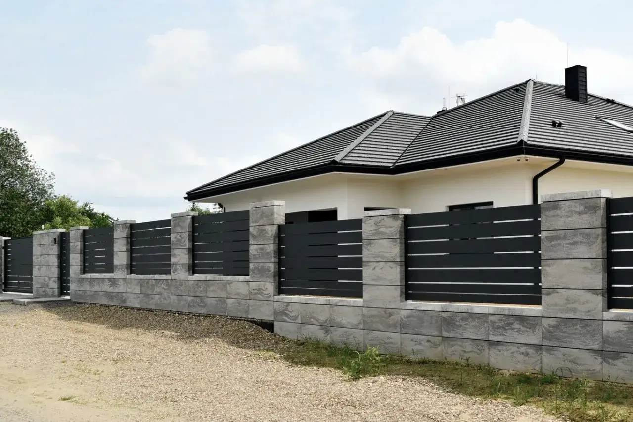 ogrodzenie schodkowe vs r&oacute;wnoległe