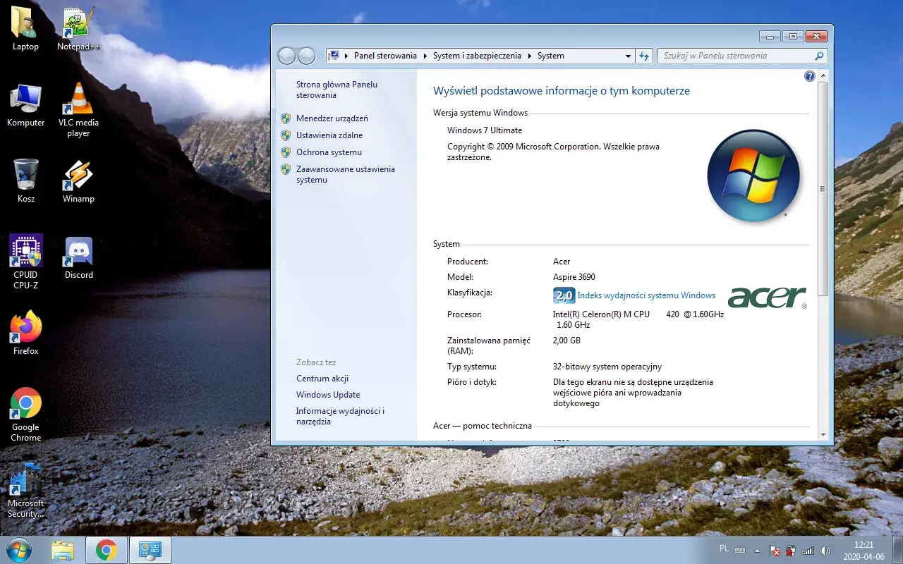 Stary komputer z systemem Linux obok nowego laptopa z Windows