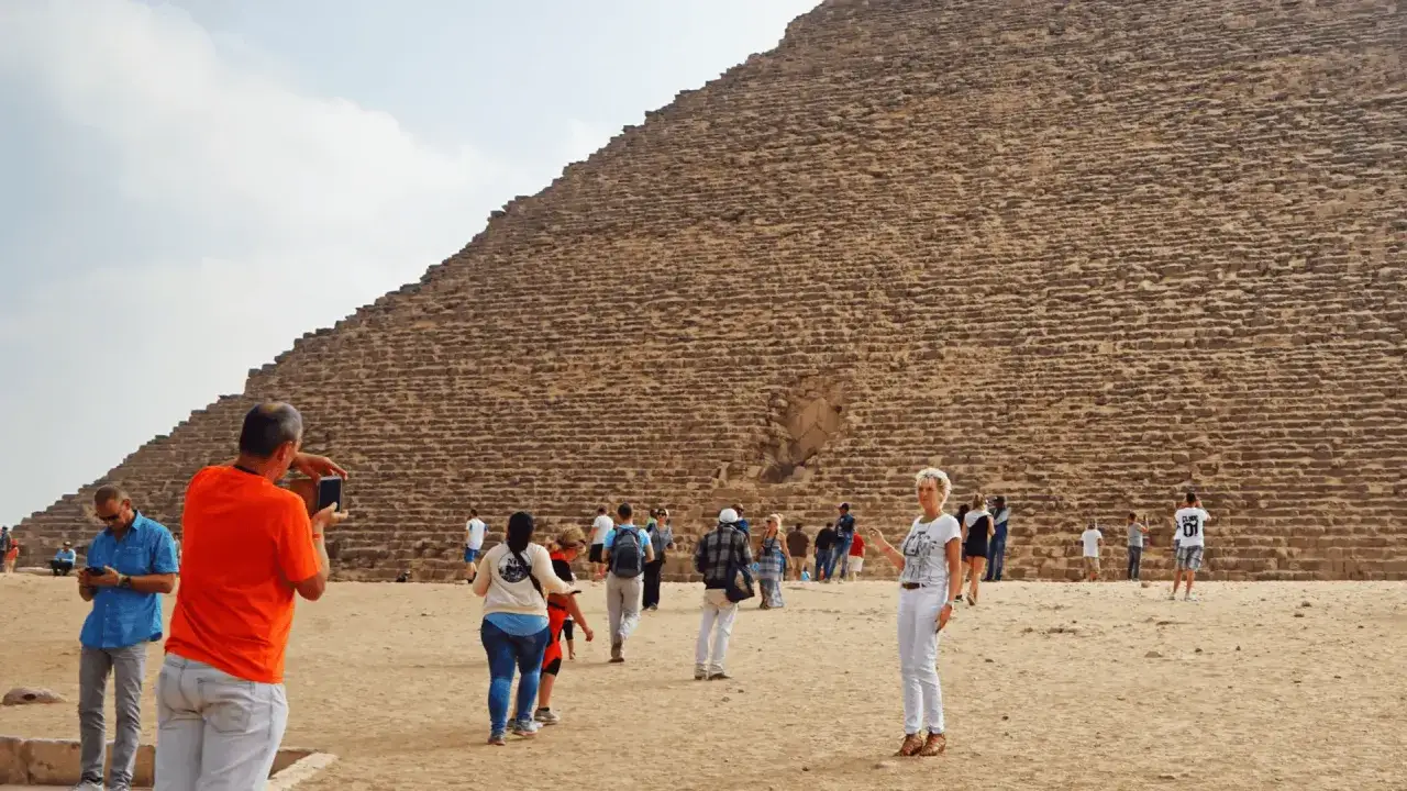 Turyści przy Wielkiej Piramidzie w Gizie. Pamiętaj, czego nie można wywozić z Egiptu &ndash; zabytk&oacute;w!