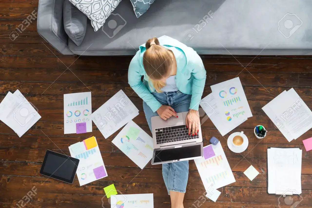 młoda osoba analizująca dokumenty finansowe