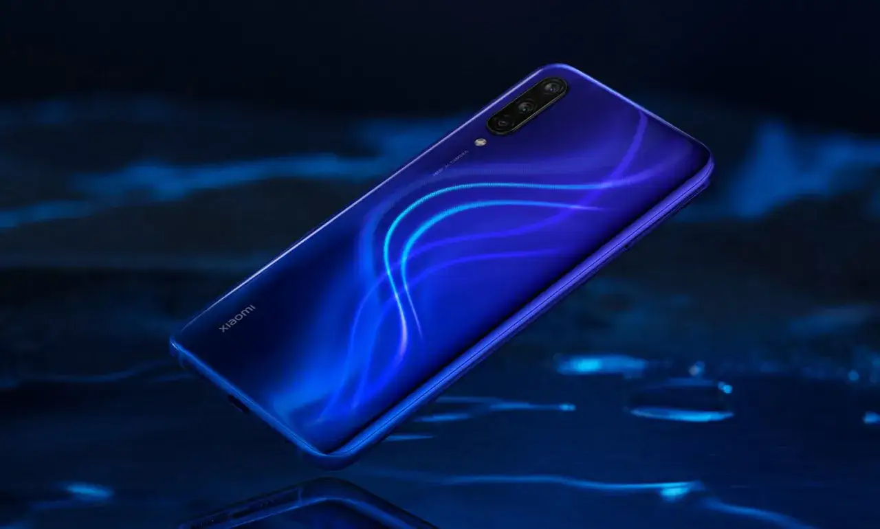 Niebieski Xiaomi Mi 9 Lite z potr&oacute;jnym aparatem i neonowymi falami na obudowie. Sprawdź jego Xiaomi Mi 9 Lite dane techniczne.