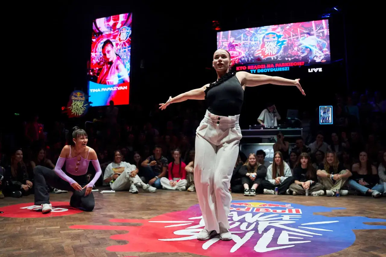 Tancerki prezentują różne rodzaje tańca na scenie Red Bull Dance Your Style. Widownia obserwuje z zapartym tchem.