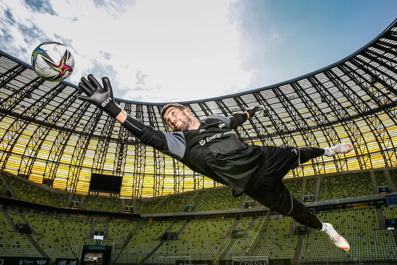 fotograf sportowy z teleobiektywem