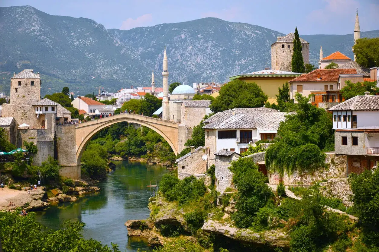 Mostar, Bośnia i Hercegowina. Malowniczy widok na Stary Most i rzekę Neretwę. Ceny w Bośni i Hercegowinie są przystępne, co czyni to miejsce atrakcyjnym turystycznie.