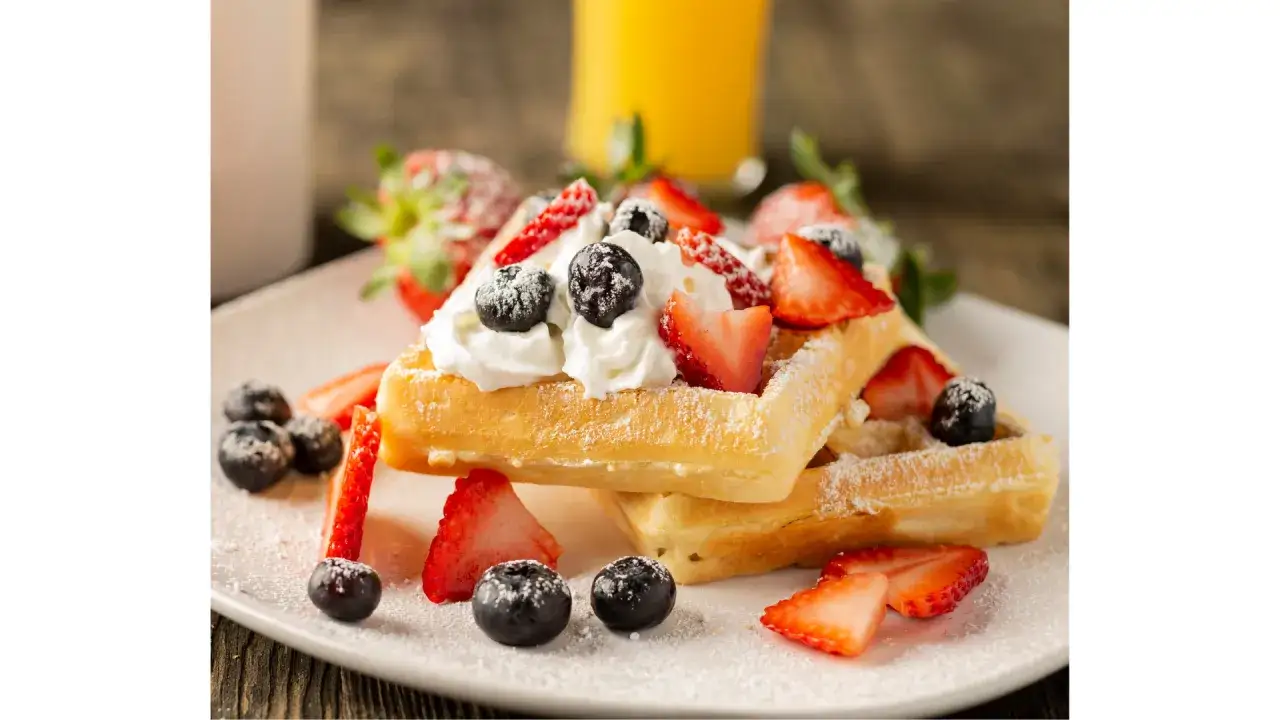 Pyszne gofry z bitą śmietaną, truskawkami i borówkami. Idealny przepis na zdrowe gofry na śniadanie.