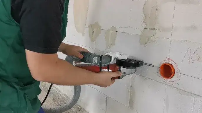 kucie bruzd pod instalacje hydrauliczne i elektryczne