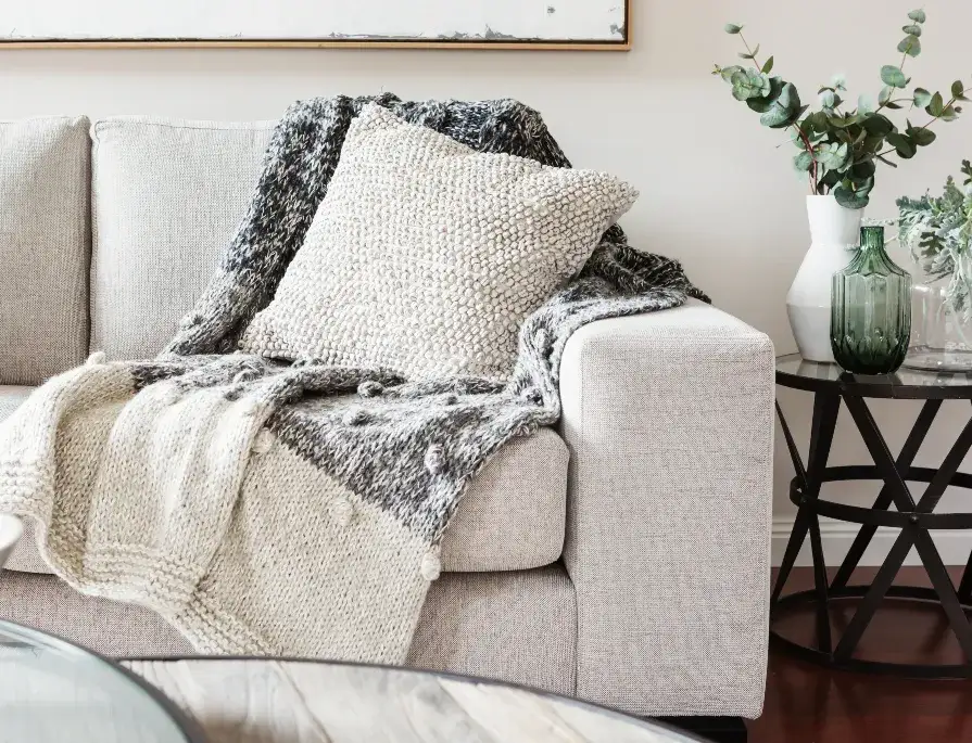 Zdjęcie Jak prać poduszki dekoracyjne, aby uniknąć zniszczenia i plam