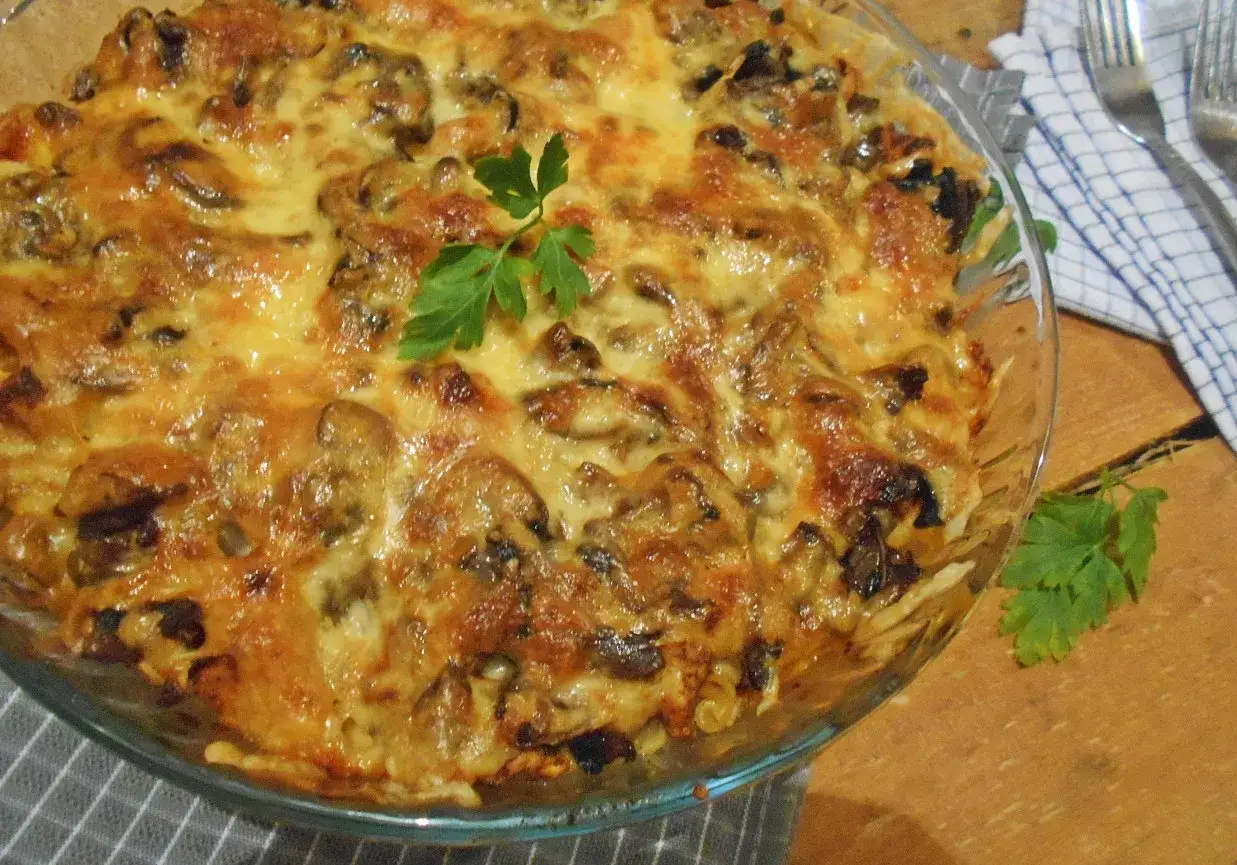 Zapiekanka z pieczarkami i ciągnącym serem, idealna na obiad. Pysznie wygląda!