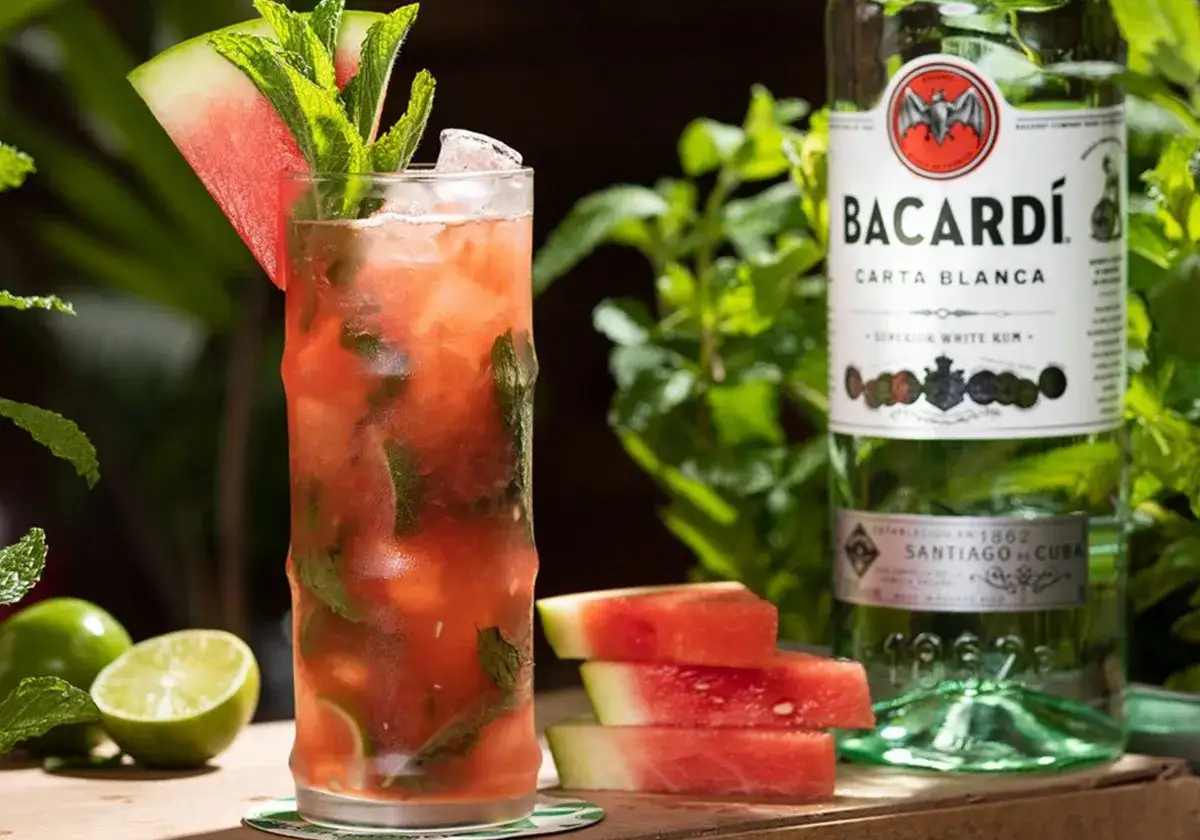 Orzeźwiający arbuzowy mojito z rumem Bacardi, miętą i limonką. Idealny na lato!