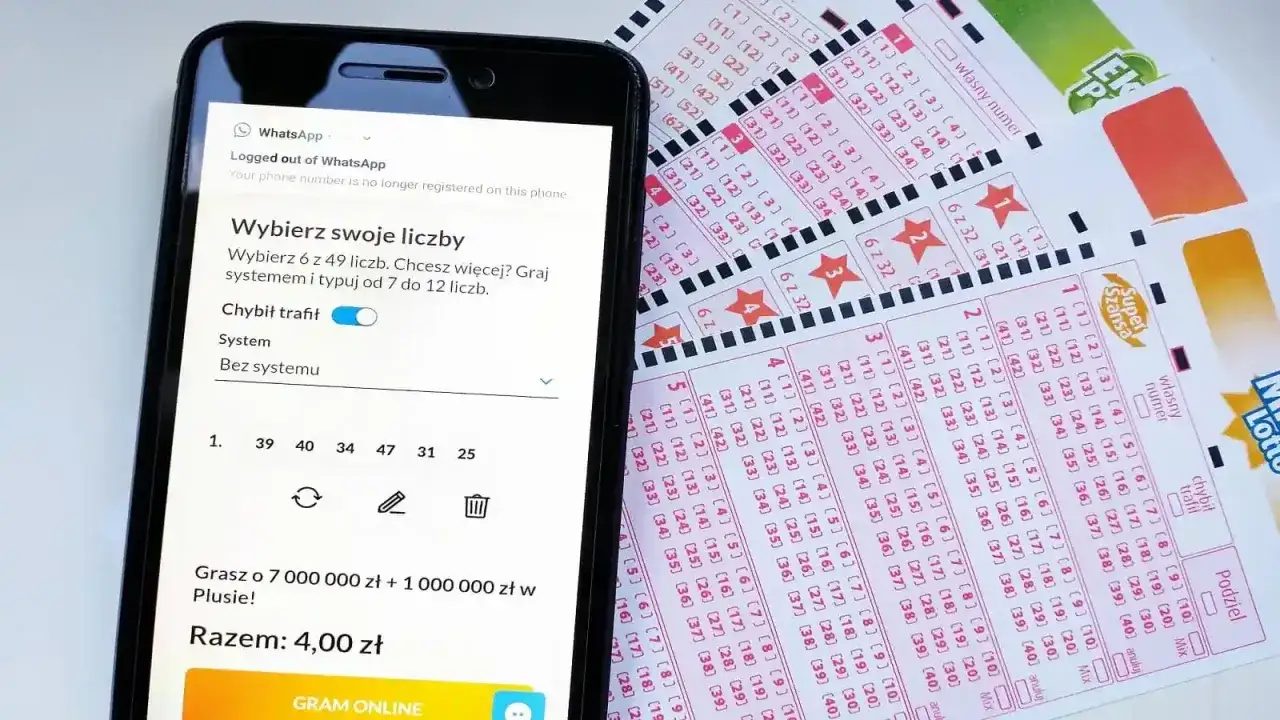 Telefon z aplikacją do gry w Lotto obok papierowych kuponów. Czy logowanie do lotto przez bank jest bezpieczne? Sprawdźmy!